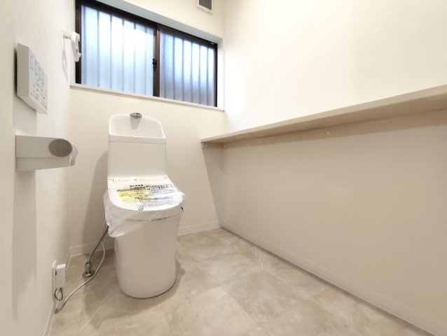 所沢市若狭3丁目戸建てのトイレ|毎日使いやすい便利な仕様の温水洗浄トイレは、掃除がしやすくいつも清潔な空間に保てます♪
