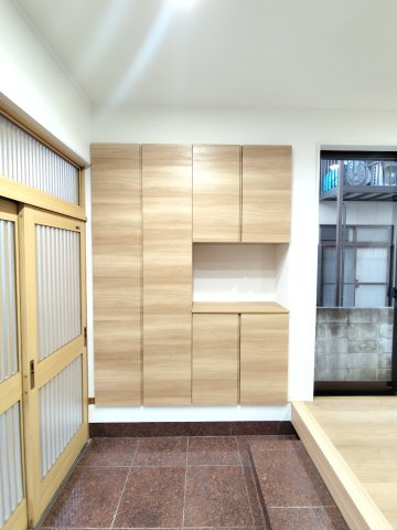 所沢市若狭3丁目戸建てのその他|人を迎え入れる最初の場所だからこそ、清潔感と余裕のある玄関スペースに♪散らかりやすい玄関スペースをすっきり空間にしてくれるシューズBOXを設置しました♪
