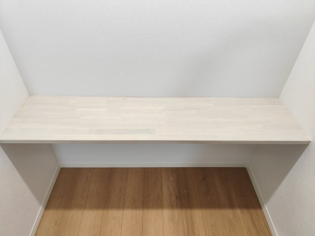 所沢市若狭3丁目戸建てのその他|備え付けのデスクがあるから勉強もテレワークもスムーズ。部屋を広く使える便利なスペースです。