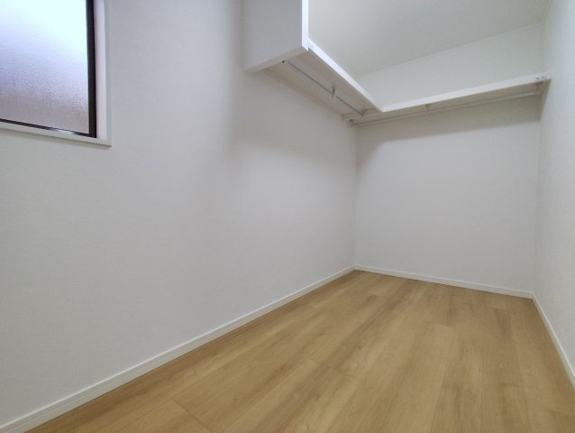 所沢市若狭3丁目戸建ての収納|大容量のウォークインクローゼットは衣類や季節物をまとめて収納ができ、部屋をすっきり保てる嬉しい空間。
