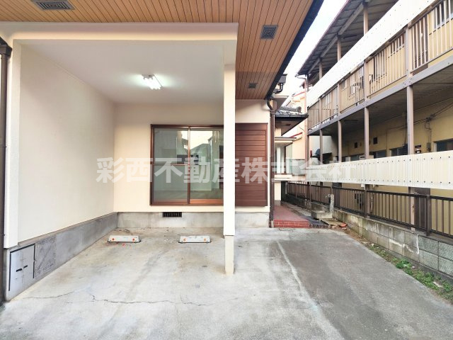 所沢市若狭3丁目戸建ての駐車場|並列2台駐車可能（車種による）バイク・自転車も屋根の下に駐車できちゃいます！