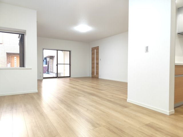 所沢市若狭3丁目戸建ての居間・リビング|家族が自然と集まる心地よいリビングダイニング。ゆったりとした空間設計が、日常の何気ないひとときを豊かに演出します。光と風が心地よく通り抜け、時間の流れまでやさしく感じられます。
