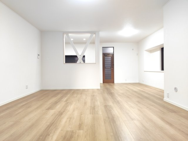 所沢市若狭3丁目戸建ての居間・リビング|ゆとりあるリビングダイニングは、家族それぞれの過ごし方を受けとめる包容力のある空間。食事、くつろぎ、団らんがスムーズにつながり、生活動線も快適。日常を美しく整えてくれる住まいの中心です。
