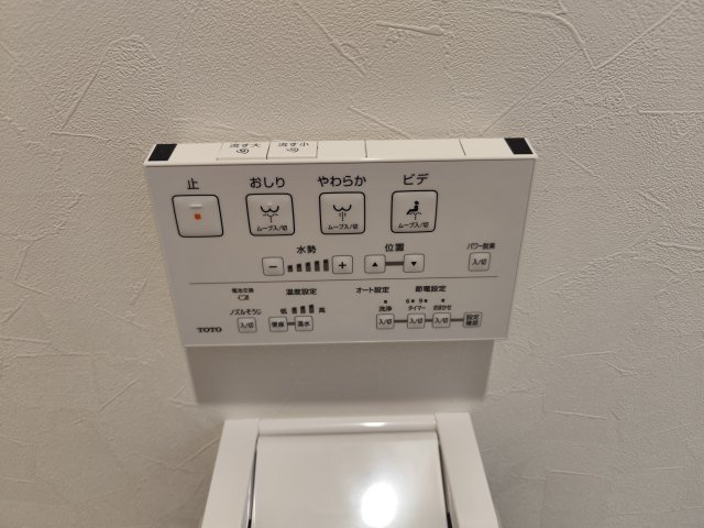 所沢市若狭3丁目戸建てのトイレ|トイレには快適な温水洗浄便座付き。