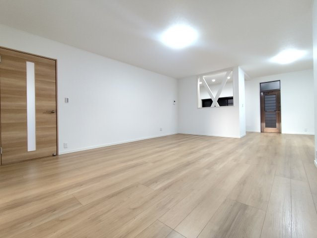 所沢市若狭3丁目戸建ての居間・リビング|落ち着いた雰囲気の中にも明るさが感じられるリビングダイニング。空間にリズムを生む配置計画で、家族の距離がほどよく保たれます。オン・オフの切り替えがしやすく、日々の暮らしを心地よく整えてくれる設計です
