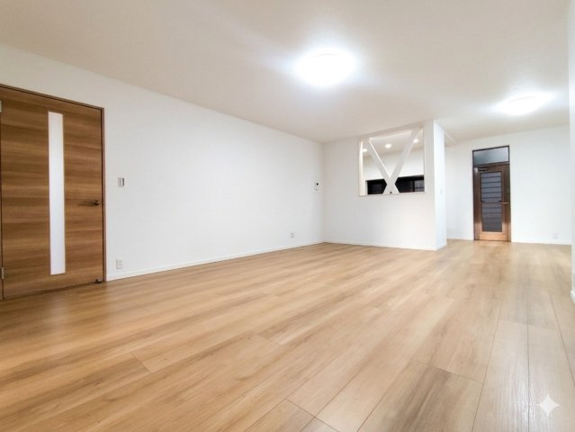 所沢市若狭3丁目戸建ての居間・リビング|落ち着いた雰囲気の中にも明るさが感じられるリビングダイニング。空間にリズムを生む配置計画で、家族の距離がほどよく保たれます。オン・オフの切り替えがしやすく、日々の暮らしを心地よく整えてくれる設計です
