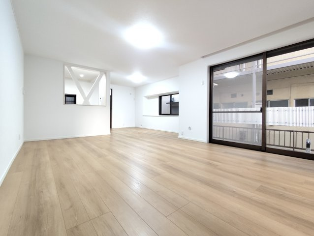 所沢市若狭3丁目戸建ての居間・リビング|家族の気配を感じながら、それぞれが心地よく過ごせるリビングダイニング。空間のつながりが程よく、団らんも一人時間も大切にできます。暮らす人の毎日を温かく支える、やさしい表情の居心地よいスペースです。
