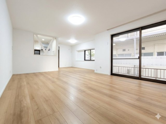 所沢市若狭3丁目戸建ての居間・リビング|家族の気配を感じながら、それぞれが心地よく過ごせるリビングダイニング。空間のつながりが程よく、団らんも一人時間も大切にできます。暮らす人の毎日を温かく支える、やさしい表情の居心地よいスペースです。
