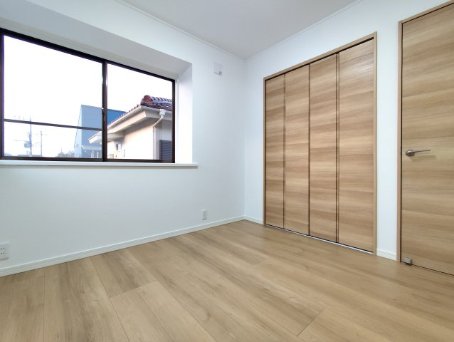 所沢市若狭3丁目戸建ての洋室|暮らし方に合わせて柔軟に使える洋室。寝室としてはもちろん、趣味の部屋やテレワークのスペースにもぴったり。毎日の生活にそっと寄り添う、扱いやすい一室です。
