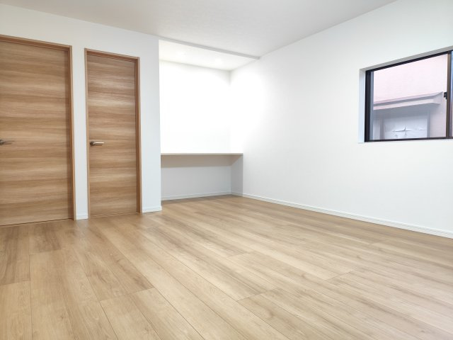 所沢市若狭3丁目戸建ての洋室|シンプルで使い勝手の良い洋室は、家具の配置がしやすく、理想のインテリアを思いのままに楽しめます。プライベート時間を快適に過ごせる心地よい空間です。
