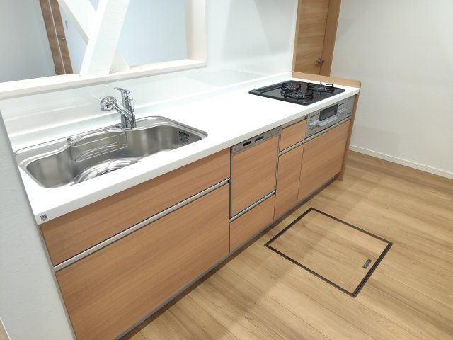 所沢市若狭3丁目戸建てのキッチン|子供と一緒に立ってもゆとりたっぷり♪毎日バタバタのキッチン時間がちょっと心に余裕が生まれる場所に。
