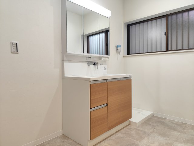 所沢市若狭3丁目戸建ての独立洗面台|清潔感のある明るい雰囲気の洗面室です。ゆとりある洗面スペースで朝の身支度もスムーズに。
