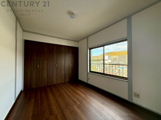 寝室…リラックスできるプライベート空間で、快適な睡眠をサポート。個人の好みに合わせたインテリアや寝具で心地良さを追求。プライベートな時間を過ごし、リフレッシュする場所におすすめです。