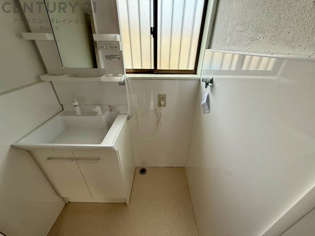 洗濯物の仕分け作業がしやすく、整理整頓が容易になります。洗濯音や湿気を他の部屋に持ち込まず、生活環境を快適に保ちます。上部を活用すれば収納スペースを確保でき洗剤や洗濯用品の整理もしやすくなります。