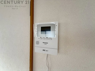 訪問者が来たときにテレビ画面で確認できるため、安心してドアを開けられます。録画機能があるものもあり、留守中に来訪者を記録しておくことができます。利便性が高く、セキュリティ面でも安心です。