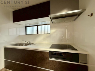 壁付けシステムキッチンはスペースの最大限の有効活用が可能で、動線がスムーズになり調理や準備が快適で効率的に行えます。収納スペースや吊り戸棚が設けられ、調理器具や食器類をスマートに収納できます。