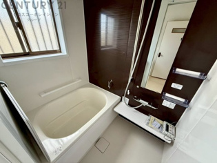 気密性と断熱性に優れ、外気の影響を受けにくく、浴室内の温度を一定に保ちやすいです。特に冬場は、暖房効率が高まり、快適なバスタイムを過ごせます。