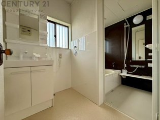 衣服の収納や脱ぎ着や整理整頓がしやすく、湿った衣類を乾燥させるスペースがありカビや臭いの発生を防ぎます。床の汚れを他の部屋に持ち込まず清潔を保つことができます。また快適な入浴環境の整備にも役立ちます。