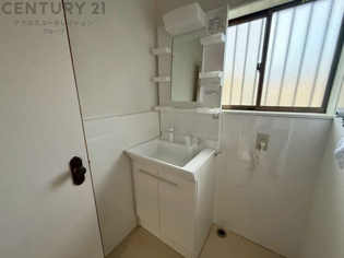 化粧品や洗顔料、歯ブラシなどの必需品をまとめて置ける収納スペースがあり、使用するたびに取り出す手間が省けます。また、水回りのため、濡れても大丈夫な素材が使用されており、お手入れが簡単です。