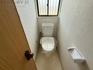 温水洗浄便座付トイレは温水洗浄機能により、暖かい水でおしりを洗浄することができ、冷たい水を使う従来の便座に比べ、温水洗浄機能で暖かいトイレを提供し、快適な使用を可能にします。