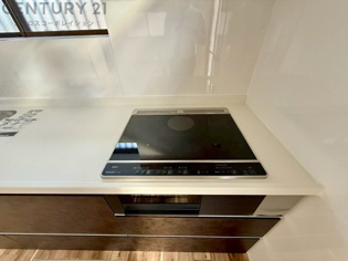 多数の調理器具を同時に使用でき、料理の効率化が可能。省エネで節約になり、様々な料理スタイルに適応できます。また、火力調整が独立しており、手入れや掃除もしやすく、今よりもっとお料理が楽しくなるかも。