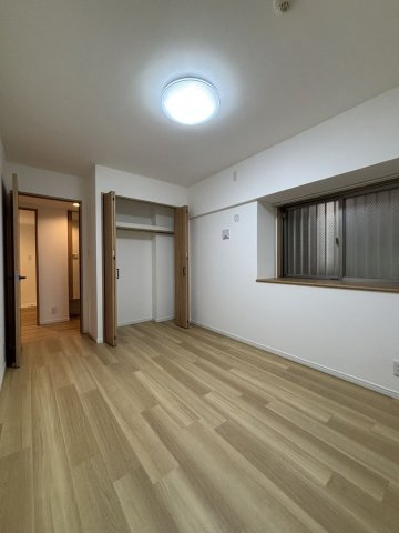 【洋室】 | グランディアソラーレ博多の杜 | 洋室は明るく採光がとれ、大容量のクローゼットが備え付けてあります