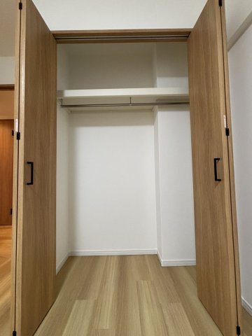 【収納】 | グランディアソラーレ博多の杜 | クローゼットは、上部にも棚があるので、カバンやファッション雑貨などもスッキリ収納できますね