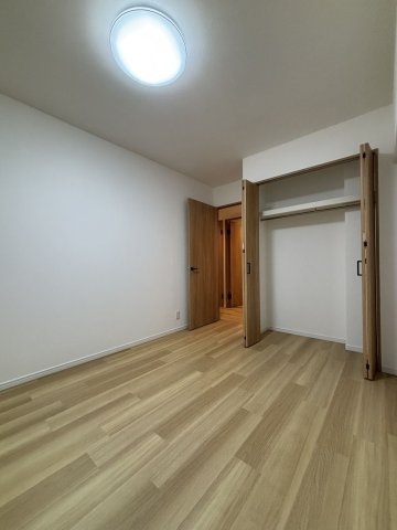 【洋室】 | グランディアソラーレ博多の杜 | 各部屋にはクローゼットを完備しています！収納が多いお家はすっきりして快適空間です