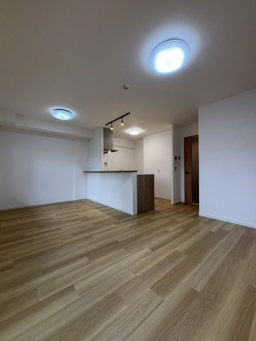 【居間・リビング】 | グランディアソラーレ博多の杜 | フルリフォーム済でそのまま入居OK！戸建て感覚が味わえる専用庭付き全室フローリングの3LDKです