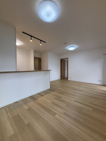 【居間・リビング】 | グランディアソラーレ博多の杜 | お庭に面した明るいLDKは約13帖の広さ。ダイニングテーブルを置いても、ソファやテレビも十分置けます