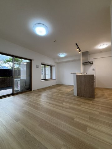 【居間・リビング】 | グランディアソラーレ博多の杜 | リビングは陽当り・風通し共に良好で、ご家族みんなで過ごす空間をより居心地良くしてくれます