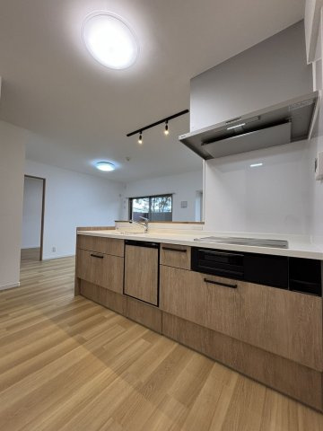 【キッチン】 | グランディアソラーレ博多の杜 | お料理をしながらでもご家族との会話を楽しめる対面キッチンです。食洗機付きで後片付けも楽々