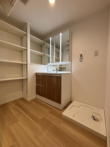 【独立洗面台】 | グランディアソラーレ博多の杜 | 三面鏡裏収納付きの洗面台で、散らかりがちな洗面回りもすっきりと片付きます