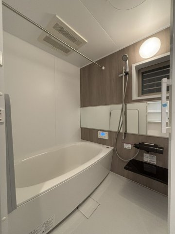 【浴室】 | グランディアソラーレ博多の杜 | 窓がついてるので換気がしやすくカビ臭くない浴室が維持できます。もちろん浴室乾燥機も搭載しております