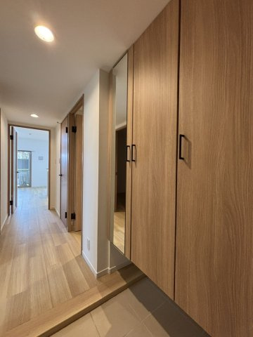 【玄関】 | グランディアソラーレ博多の杜 | 収納力に優れた玄関でいつでも片付いた状態でお客様を迎えられます