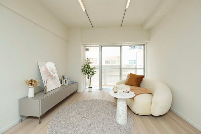 【居間・リビング】 | コープ野村南薬院 | 南西向きの明るいLDKは居心地の良い空間です。ペットOKなので一緒に楽しい時間を過ごせそうですね