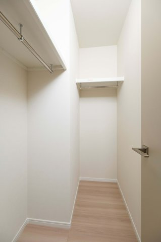 【収納】 | コープ野村南薬院 | キッチン背面にウォークインクローゼットが備わっています。パントリーや掃除道具入れなど用途は様々