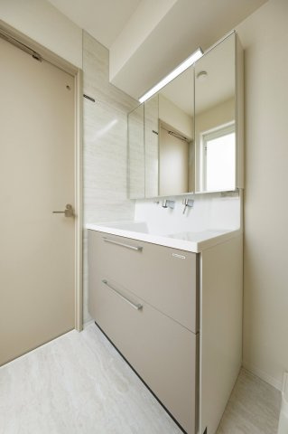 【独立洗面台】 | コープ野村南薬院 | 収納力と機能性に優れた三面鏡洗面化粧台で、こまごました物もスッキリしまって清潔に保てます