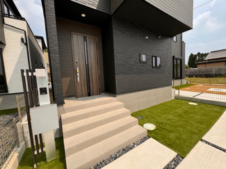 【玄関】 | GRAFARE瀬戸市山の田町全３棟【幡山西小　幡山中】 | LINEから簡単お問合せ可能！
友達検索で@nqk7328tです！。