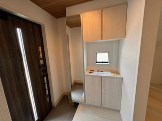 【玄関】 | GRAFARE瀬戸市山の田町全３棟【幡山西小　幡山中】 | 撮影
社長の村田です！
自らプレイヤーとして営業しています
長年の経験と実績から皆様により良いマイホーム購入のご提案をいたします。
住宅ローンの不安や購入後の不安等何でもご相談ください。