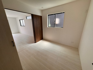 【洋室】 | GRAFARE瀬戸市山の田町全３棟【幡山西小　幡山中】 | 撮影
社長の村田です！
自らプレイヤーとして営業しています
長年の経験と実績から皆様により良いマイホーム購入のご提案をいたします。
住宅ローンの不安や購入後の不安等何でもご相談ください。