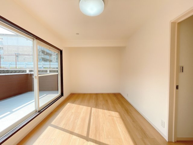 【洋室】 | 糟屋郡志免町向ヶ丘１丁目 戸建て | 7.5帖の洋室。大きな窓から陽射しがたっぷり入り、大容量のウォークインクローゼットも付いています