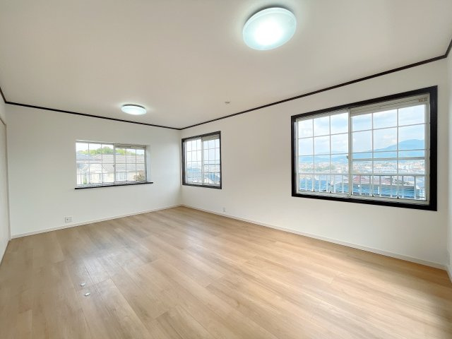 【洋室】 | 糟屋郡志免町向ヶ丘１丁目 戸建て | 12帖の洋室。ドアが2つ備え付けてあるので、真ん中で区切って2部屋にすることもできる仕様です