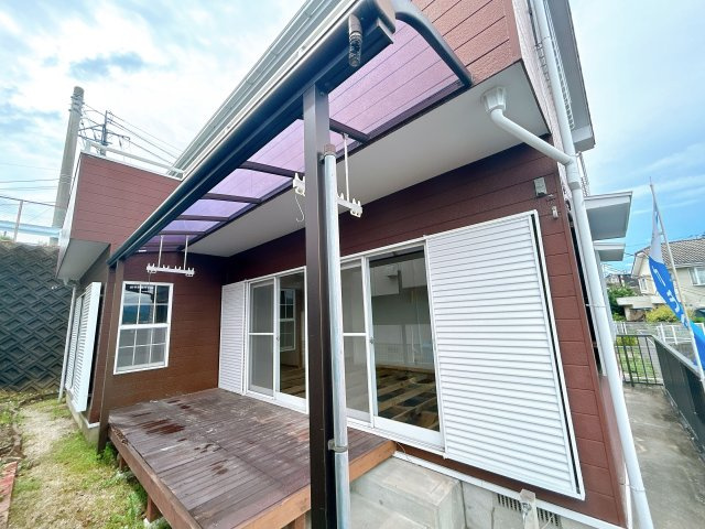 【庭】 | 糟屋郡志免町向ヶ丘１丁目 戸建て | リビングから出られるウッドデッキは、日常の中にホッと一息つける瞬間を作り出してくれます