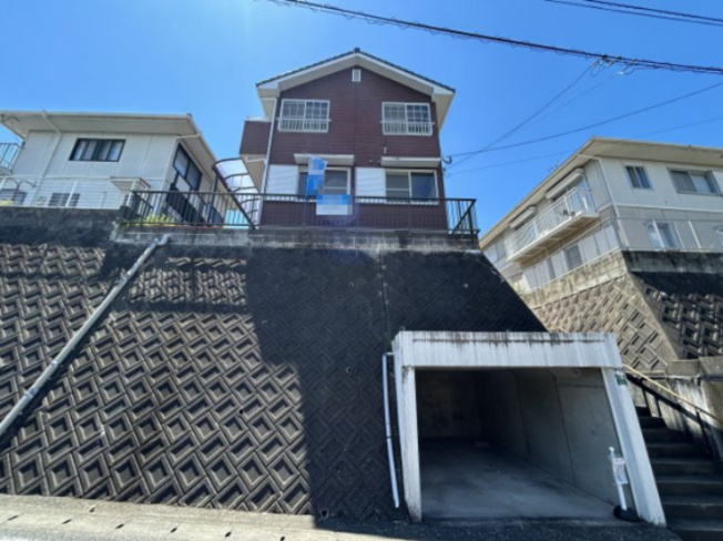 【外観】 | 糟屋郡志免町向ヶ丘１丁目 戸建て | 一台分の堀車庫が備えてあり、近所の駐車場も確保済みなので複数台お持ちのファミリーでも安心です