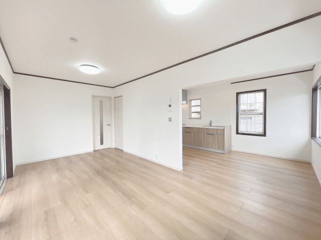 【居間・リビング】 | 糟屋郡志免町向ヶ丘１丁目 戸建て | LDKは約16帖の広さ。ダイニングとリビングが自然な感じで分かれているので家具の配置が考えやすいです