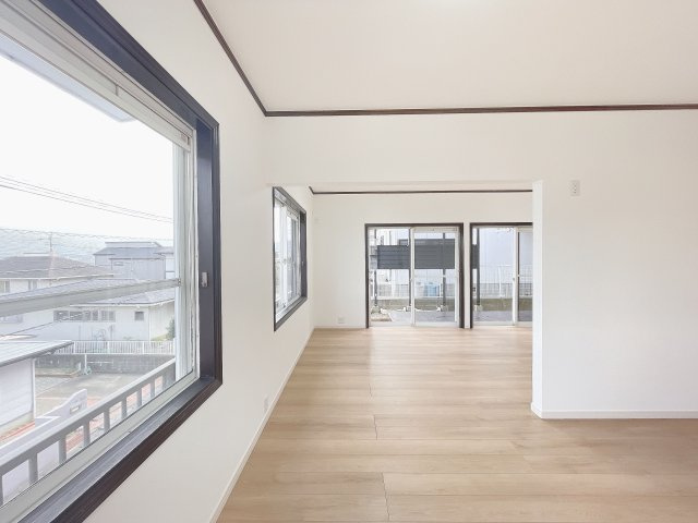 【居間・リビング】 | 糟屋郡志免町向ヶ丘１丁目 戸建て | 高台に建っているのでリビングからの眺望も遠くまで見渡せる開放感のあるものになっています