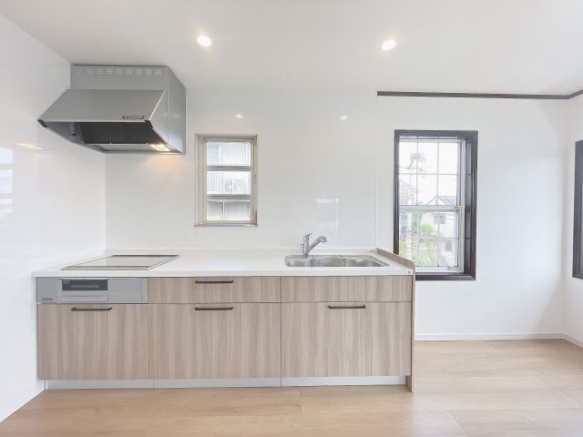 【キッチン】 | 糟屋郡志免町向ヶ丘１丁目 戸建て | 窓が多く明るいキッチン。ＩＨクッキングヒーターなのでお手入れも楽々