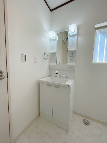 【独立洗面台】 | 糟屋郡志免町向ヶ丘１丁目 戸建て | 洗面台は鏡横のポケットにご家族のこまごまとした物もスッキリとしまっておけます