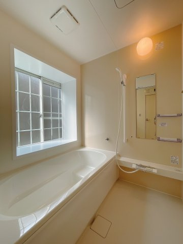 【浴室】 | 糟屋郡志免町向ヶ丘１丁目 戸建て | 戸建てならではの広々としたバスルーム。拡張で窓付きで明るく換気もしやすいです。経済的な追焚機能付です